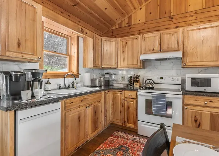 Balk Oasis, Mountain Views,Rustic, Hottub