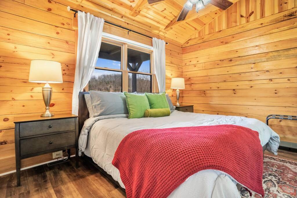 Balk Oasis, Mountain Views,rustic, Hottub Holiday home *
