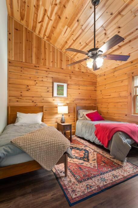 Balk Oasis, Mountain Views,rustic, Hottub Holiday home