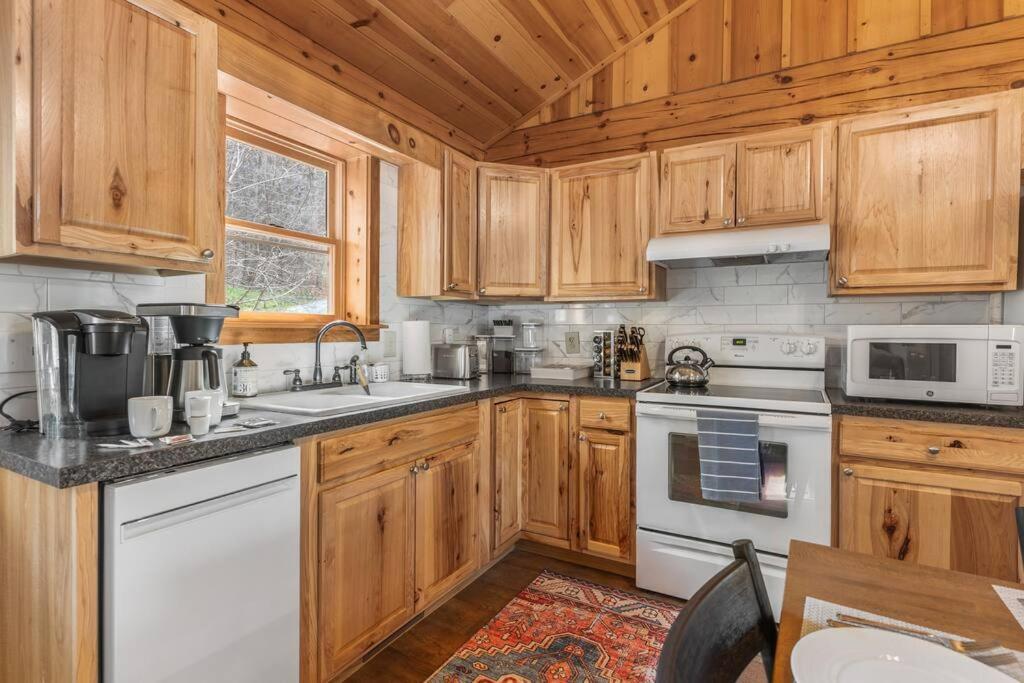 Balk Oasis, Mountain Views,rustic, Hottub Stanley