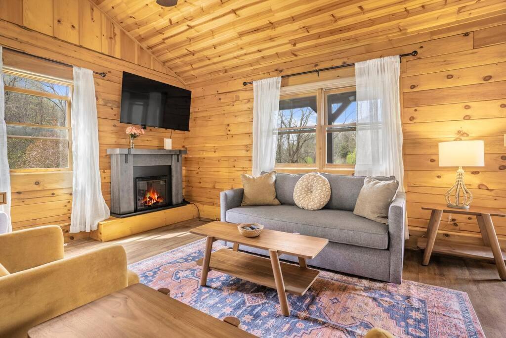 Balk Oasis, Mountain Views,rustic, Hottub Holiday home