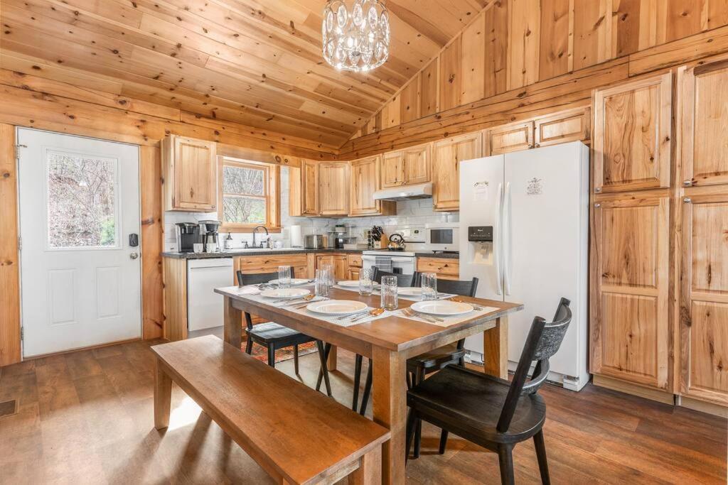 Balk Oasis, Mountain Views,rustic, Hottub Holiday home Stanley