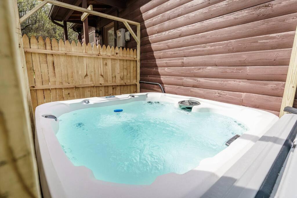Balk Oasis, Mountain Views,rustic, Hottub