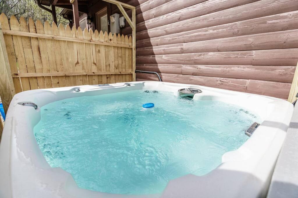 Balk Oasis, Mountain Views,rustic, Hottub Holiday home *