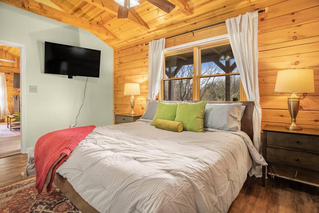 Balk Oasis, Mountain Views,rustic, Hottub Holiday home