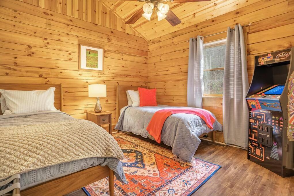 Balk Oasis, Mountain Views,rustic, Hottub Stanley